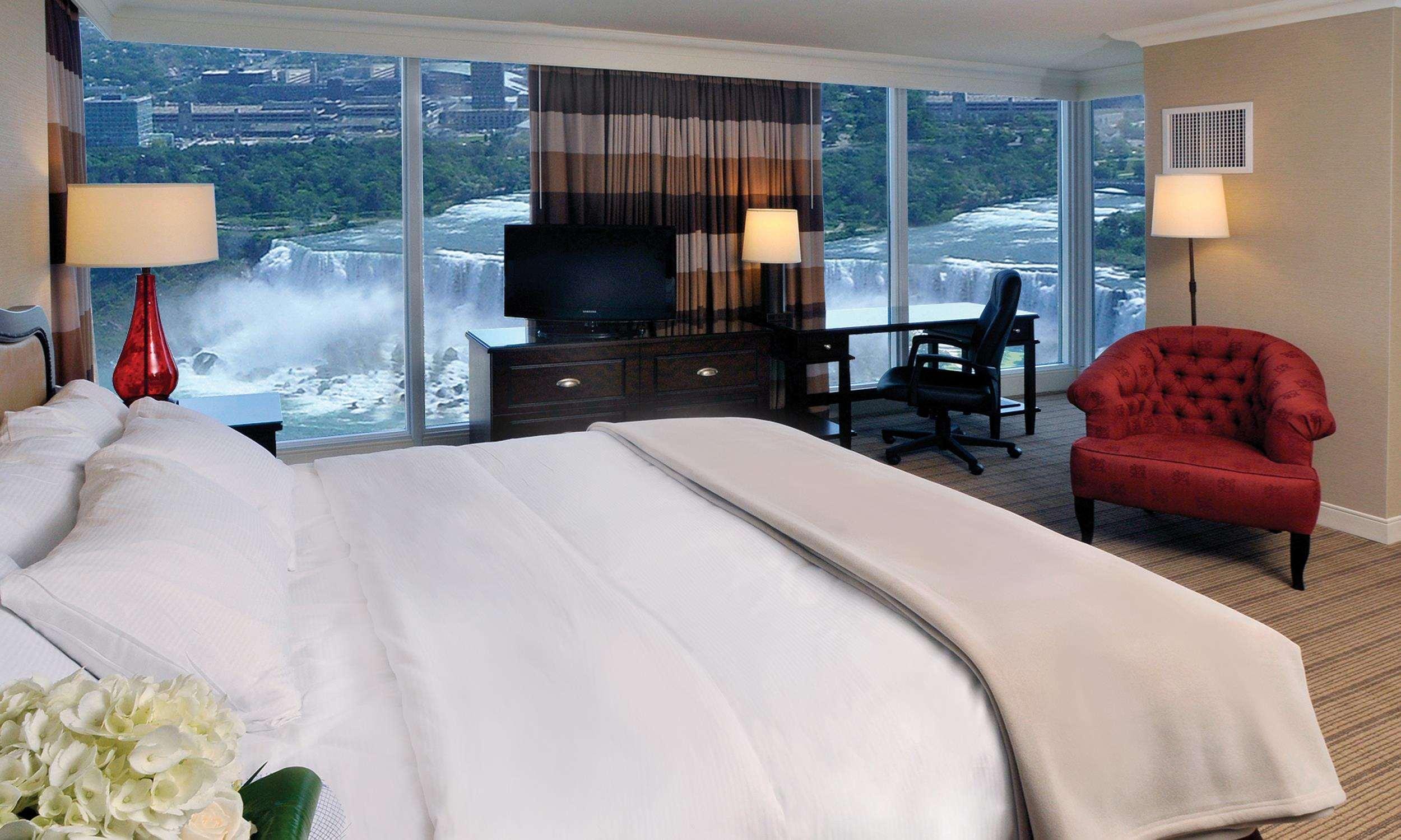 Hilton Niagara Falls/ Fallsview Hotel&Suites Esterno foto A view of Niagara Falls from a room at the Sheraton Fallsview Hotel