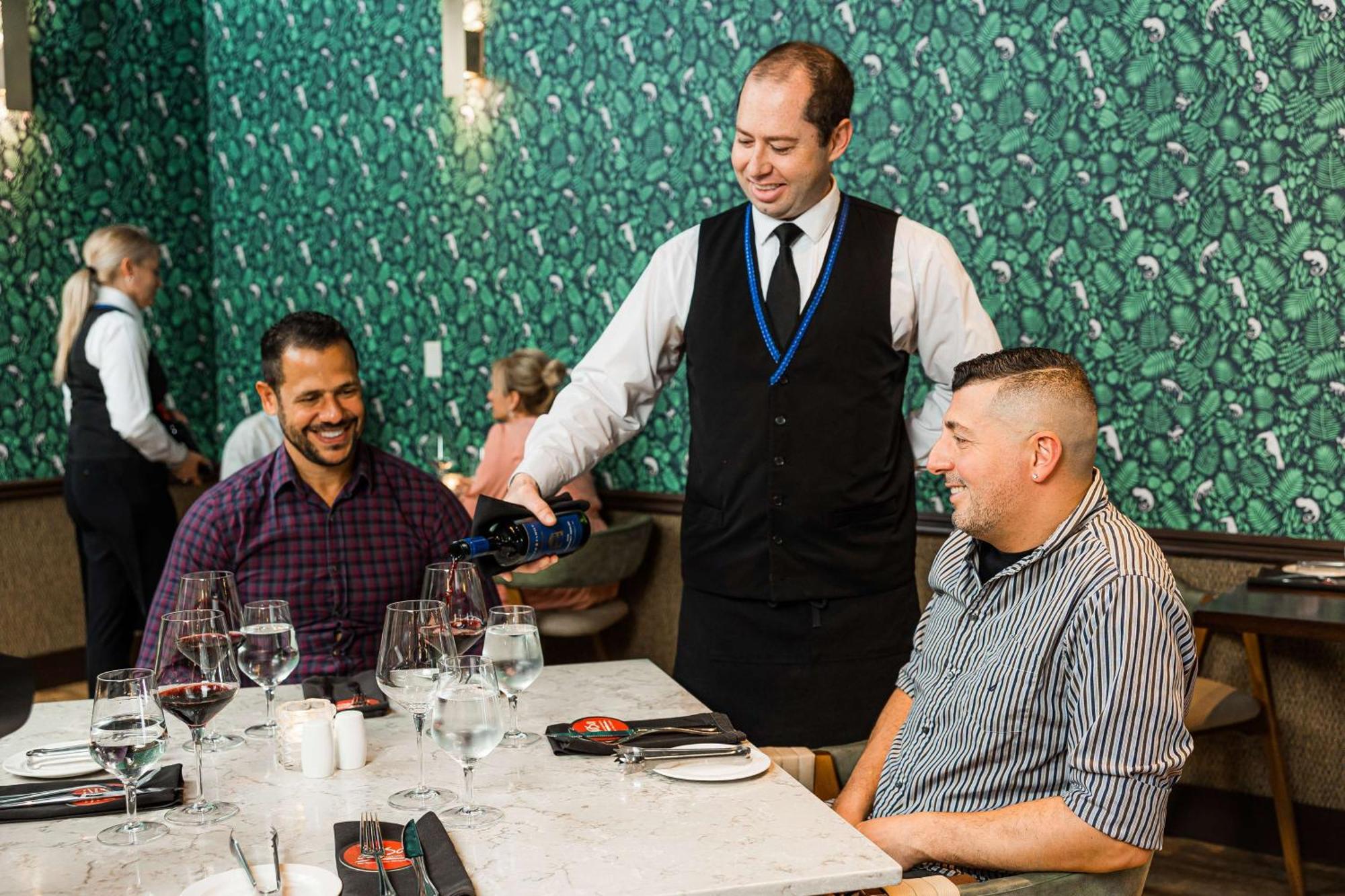 Hilton Niagara Falls/ Fallsview Hotel&Suites Esterno foto Waiter pouring wine