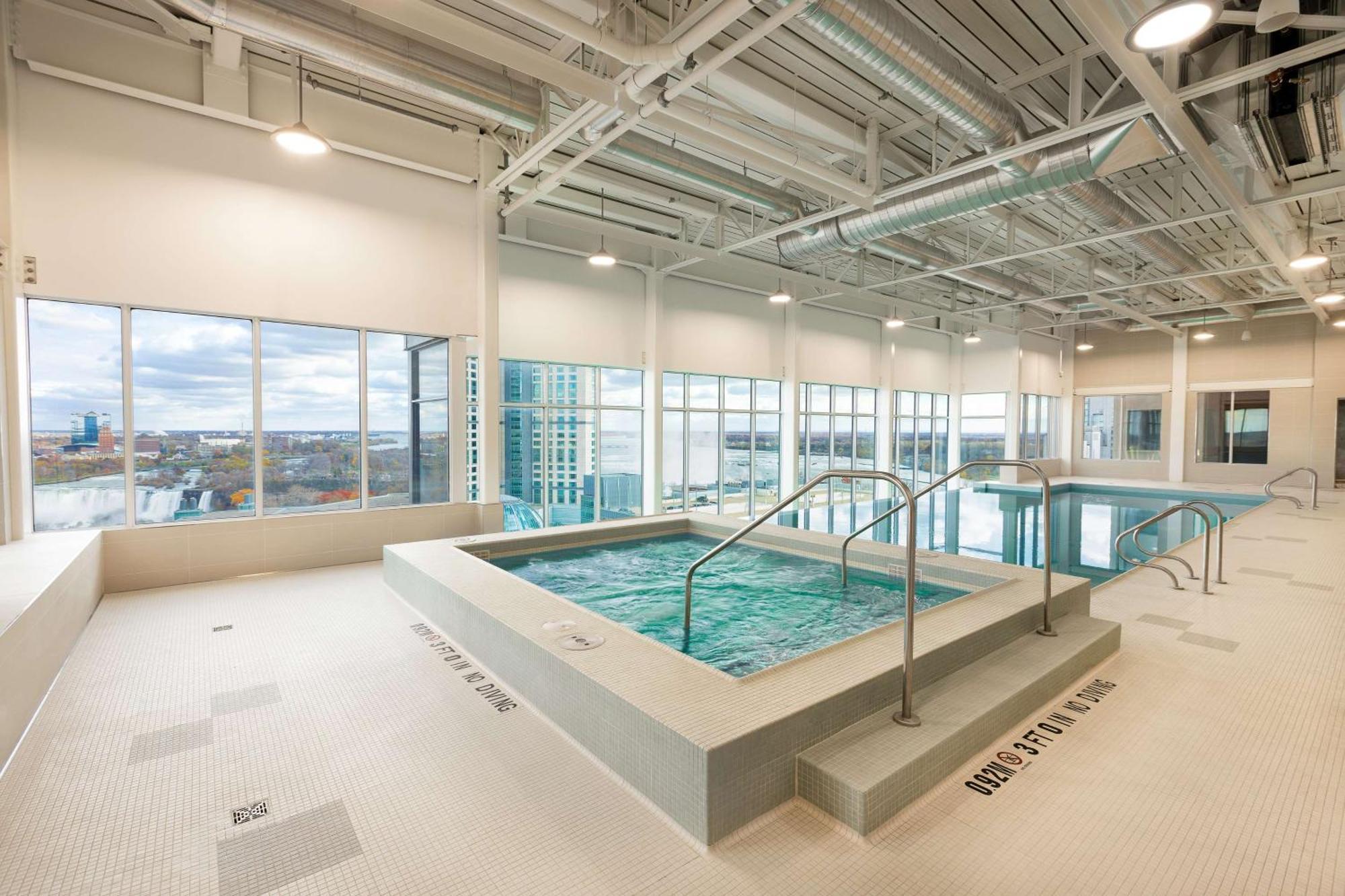Hilton Niagara Falls/ Fallsview Hotel&Suites Esterno foto The pool at the hotel